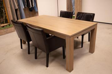 eettafel met stoelen  beschikbaar voor biedingen