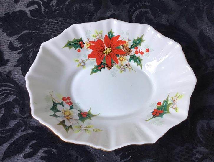 Royal Albert Yuletide bonbonschaaltje, Verzamelen, Porselein, Kristal en Bestek, Zo goed als nieuw, Ophalen of Verzenden