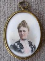 ==miniatuurportret van een vrouw== 1910/1920 ==gesigneerd==, Antiek en Kunst, Kunst | Schilderijen | Klassiek, Ophalen of Verzenden