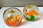2 Bloemen- en vlinder kunstglas-papiergewichten, Antiek en Kunst, Antiek | Glas en Kristal, Ophalen of Verzenden