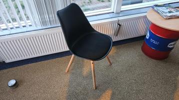 Zwarte kuipstoelen (2st) beschikbaar voor biedingen