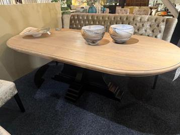 Eettafel Bernadette van XO Interiors beschikbaar voor biedingen