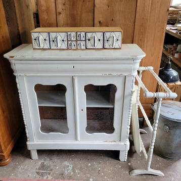 Brocante oude kast kastje vitrinekastje servieskastje beschikbaar voor biedingen