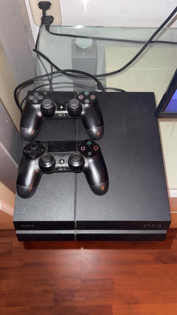 Sony PlayStation 4 (2TB), Spelcomputers en Games, Spelcomputers | Sony PlayStation 4, Zo goed als nieuw, Original, Met 2 controllers