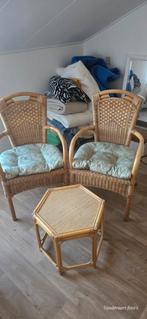 Rieten stoelen set met tafeltje, Ophalen, Gebruikt, Twee, Bruin