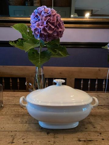 Oude soepterrine met deksel beschikbaar voor biedingen