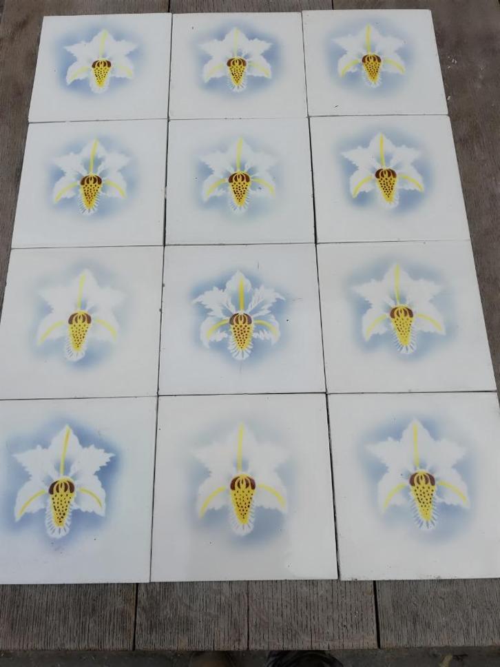 60 Art nouveau wandtegels met afbeelding lelie grijs/blauw, Antiek en Kunst, Antiek | Wandborden en Tegels, Ophalen