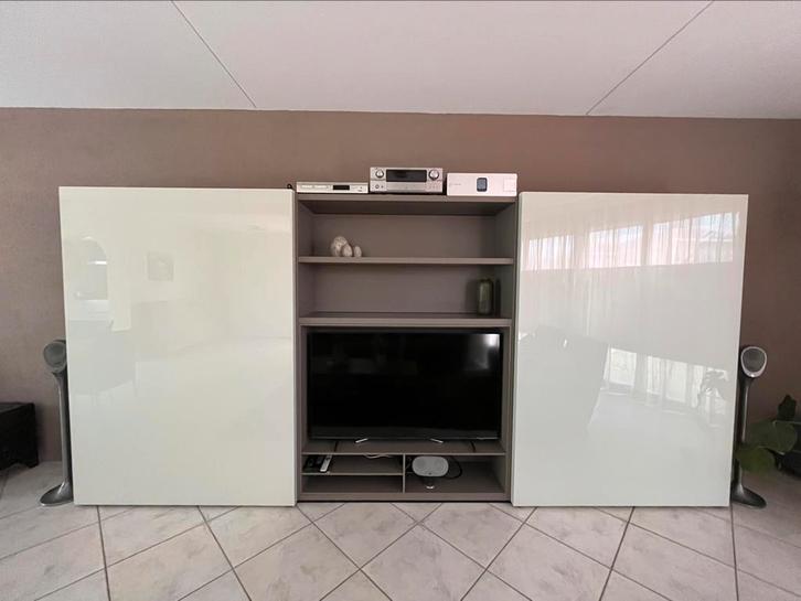 Poliform wandkast, Huis en Inrichting, Kasten | Dressoirs, Zo goed als nieuw, 200 cm of meer, 25 tot 50 cm, Met deur(en), Met plank(en)
