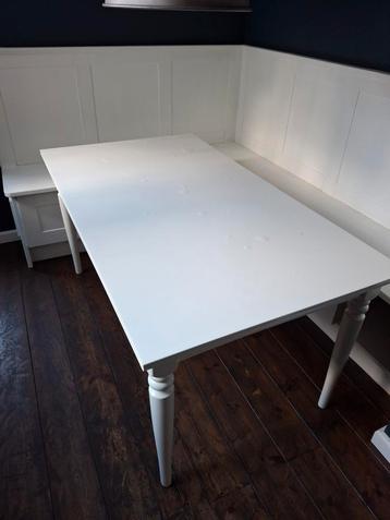 Witte uitschuifbare tafel van Ikea (gratis) beschikbaar voor biedingen