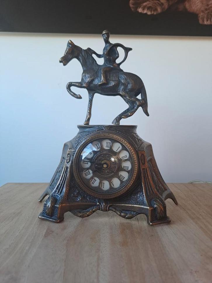 Decoratieve tafelklok met ruiter te paard, Huis en Inrichting, Woonaccessoires | Klokken, Gebruikt, Wandklok, Analoog, Ophalen of Verzenden