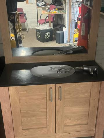 Wastafel + kraan + spiegel beschikbaar voor biedingen