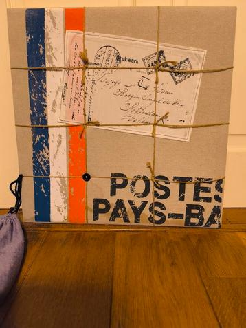 Stoer prikbord met touwtjes, post design beschikbaar voor biedingen