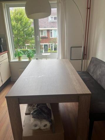 Mooie stevige eettafel beschikbaar voor biedingen