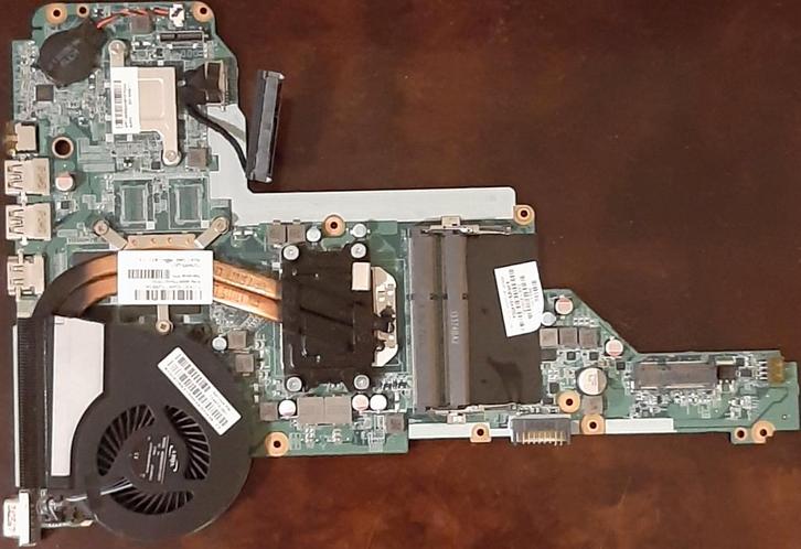 💻2e hands: AMD moederbord - HP Pavilion 17e + cooler🏷️€58, Computers en Software, Moederborden, Gebruikt, AMD, DDR3, Ophalen of Verzenden