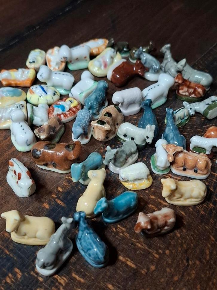 Fèves crèches - Kerststal beeldjes, Antiek en Kunst, Antiek | Keramiek en Aardewerk, Verzenden