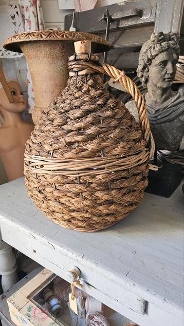 Oude gistfles in rieten mand  beschikbaar voor biedingen