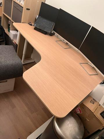 Working desk (first come first serve!) beschikbaar voor biedingen