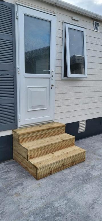 Robuuste opstap voor caravan of chalet beschikbaar voor biedingen