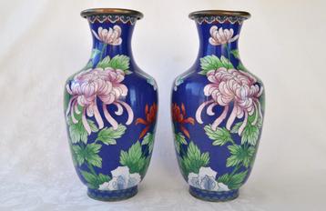 Gespiegeld paar antieke, Chinese blauwe Cloisonné Vazen 26cm beschikbaar voor biedingen