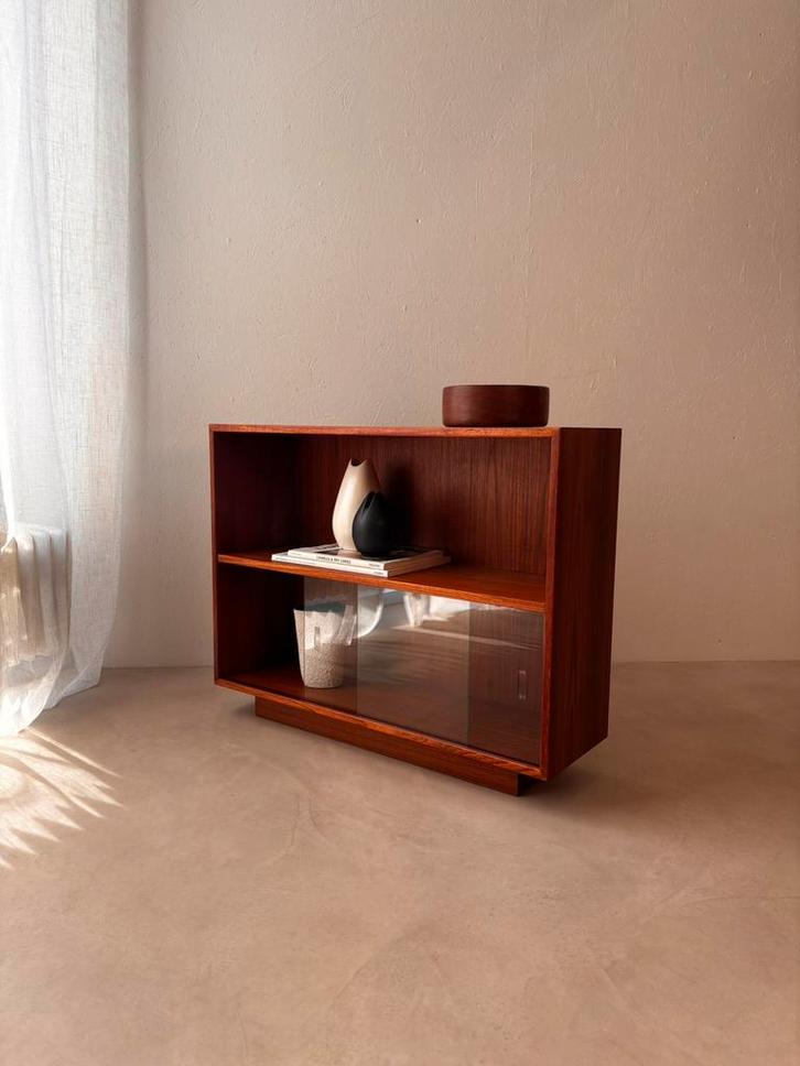 Dyrlund vitrinekast teak jaren 60, Huis en Inrichting, Kasten | Vitrinekasten, Zo goed als nieuw, Met deur(en), Met plank(en)