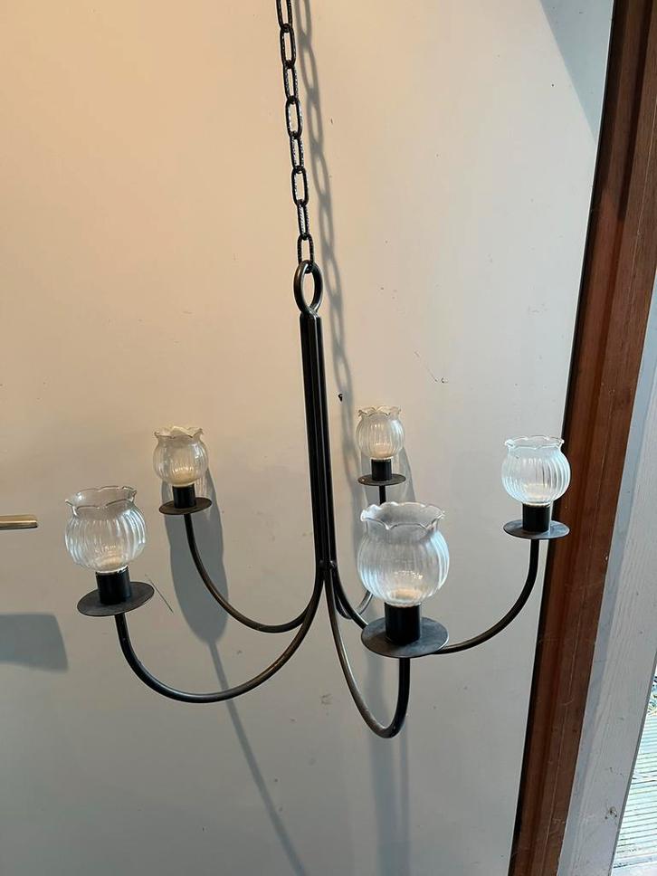 Klassieke zwarte kroonluchter met glazen kelkjes, Huis en Inrichting, Lampen | Kroonluchters, Gebruikt, Metaal, Ophalen