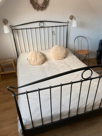 Mooi 2 pers bed met zgan matras en lattenbodems. beschikbaar voor biedingen
