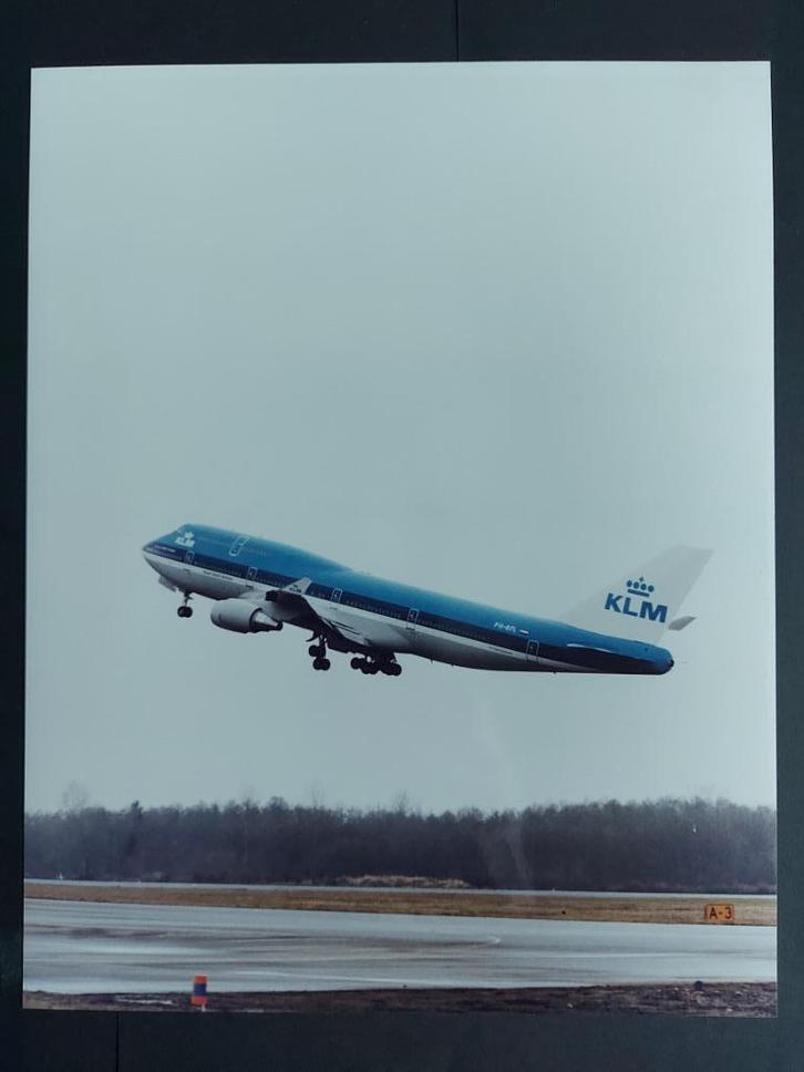 Foto van een opstijgende KLM Boeing 747-400 (F954), Verzamelen, Luchtvaart en Vliegtuigspotten, Gebruikt, Kaart, Foto of Prent