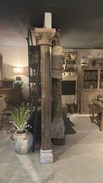 Oude hoyten pilaar met stenen voet uit india, Ophalen