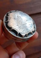 Zilveren pillendoosje gegraveerd bootje, Antiek en Kunst, Antiek | Goud en Zilver, Ophalen of Verzenden, Zilver
