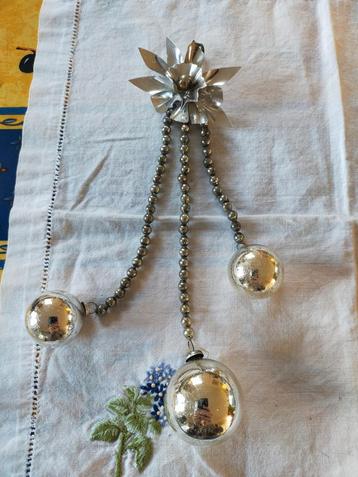 Glazen gablonzer met 3 strengen van glas kralen.  beschikbaar voor biedingen