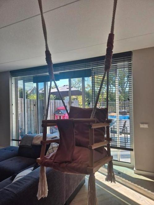 Leuke houten schommel met kussen – binnen of buiten, Kinderen en Baby's, Overige Kinderen en Baby's, Zo goed als nieuw, Ophalen of Verzenden