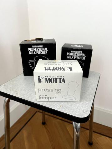 Melkkan en tamper beschikbaar voor biedingen