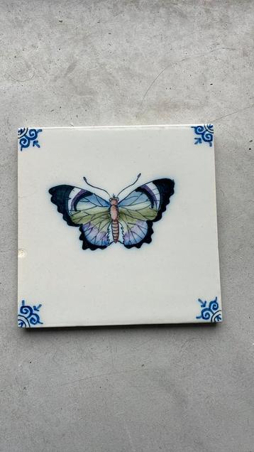 Wandtegel met vlinder in mooie blauw paarse kleuren beschikbaar voor biedingen