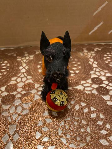 Schuco hond met bal beschikbaar voor biedingen