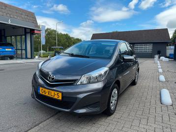 Toyota Yaris 1.0 12V Vvt-i 5DR 2012 Grijs beschikbaar voor biedingen