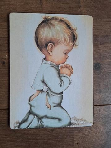Vintage prent op hardboard biddend jongetje 19 - 14 cm beschikbaar voor biedingen