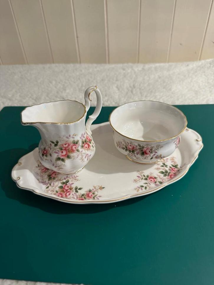 Royal Albert Melkkannetje en Suikerpotje Lavender rose, Huis en Inrichting, Keuken | Servies, Zo goed als nieuw, Overige stijlen