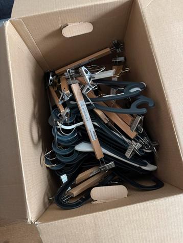 Doos met 30+ hangers en broekhangers beschikbaar voor biedingen