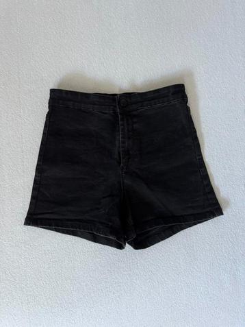 Korte broek, maat 38. beschikbaar voor biedingen