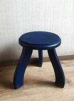 Blauw houten krukje - driepoot, Ophalen of Verzenden, Gebruikt, Hout
