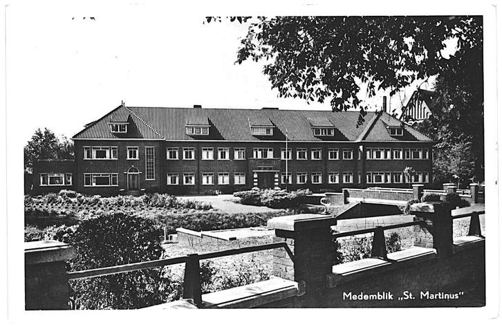 700132 Medemblik NH 1956 St Martinus Gelopen met postzegel, Verzamelen, Ansichtkaarten | Nederland, Gelopen, Noord-Holland, Ophalen of Verzenden