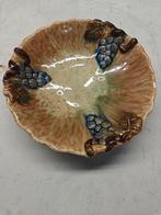 Schaal met druivenmotief, 25cm, Antiek en Kunst, Ophalen of Verzenden