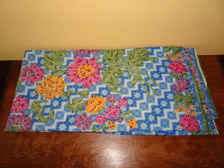 Batik tafelkleed met bloemen (100 x 160 cm), Huis en Inrichting, Tafelkleden, Zo goed als nieuw, Rechthoek, Binnen, Ophalen of Verzenden