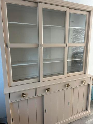 Mooie buffetkast in kleur coral beschikbaar voor biedingen