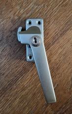 2 nieuwe Axa afsluitbare raamsluitingen.+Politie keurmerk., Ophalen of Verzenden, Nieuw, Slot