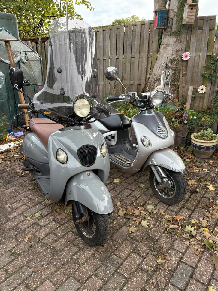 2.snorscooters 1 prijs, Fietsen en Brommers, Snorfietsen en Snorscooters, Gebruikt, Overige merken, Benzine, Ophalen of Verzenden