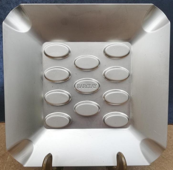 Asbak. BARCLAY design asbak. RVS. Reliëf. 15/15 cm., Verzamelen, Rookartikelen, Aanstekers en Luciferdoosjes, Zo goed als nieuw