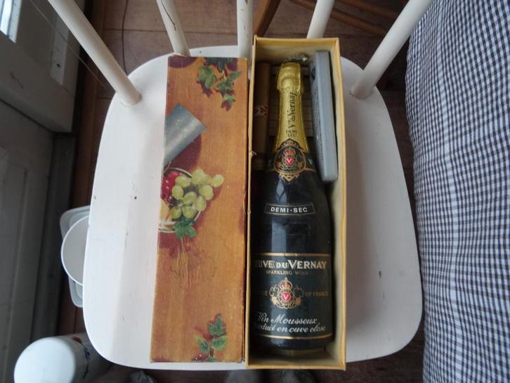 Oude wijnfles in retro geschenkdoos met druiven, Verzamelen, Wijnen, Zo goed als nieuw, Champagne, Frankrijk, Vol, Ophalen