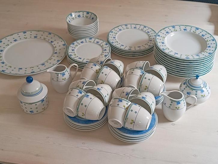 Art-desgn servies met bloempjes ( Blokker), Huis en Inrichting, Keuken | Servies, Zo goed als nieuw, Compleet servies, Overige stijlen