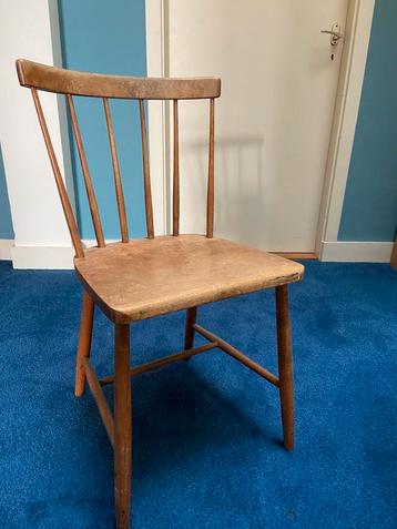 Vintage spijlen stoel beschikbaar voor biedingen